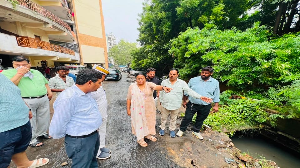 Mayor Exposes Drain Cleaning Lapses After Waterlogging at Agra Apartment