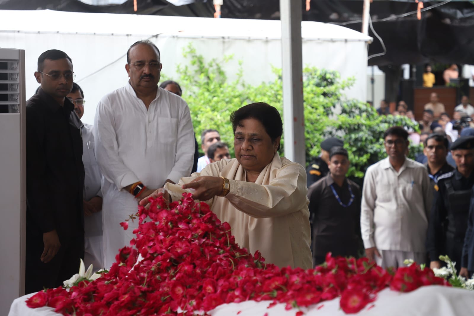 BSP supremo Mayawati pays tribute to Uma Shankar Singh and pays her last respects; see photos.