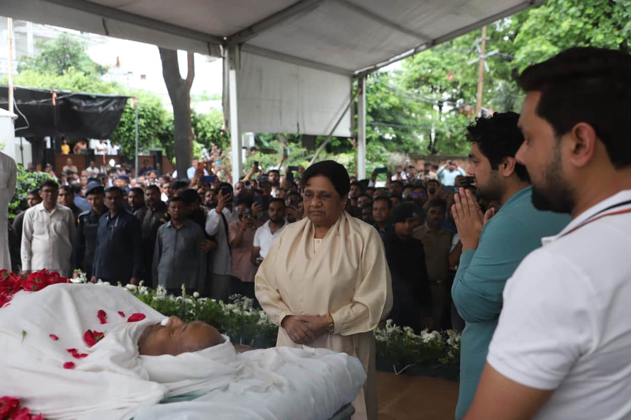 BSP supremo Mayawati pays tribute to Uma Shankar Singh and pays her last respects; see photos.