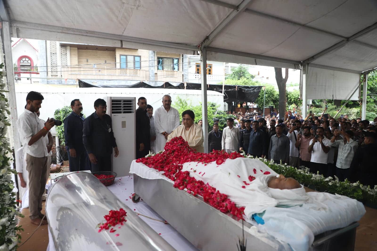 BSP supremo Mayawati pays tribute to Uma Shankar Singh and pays her last respects; see photos.
