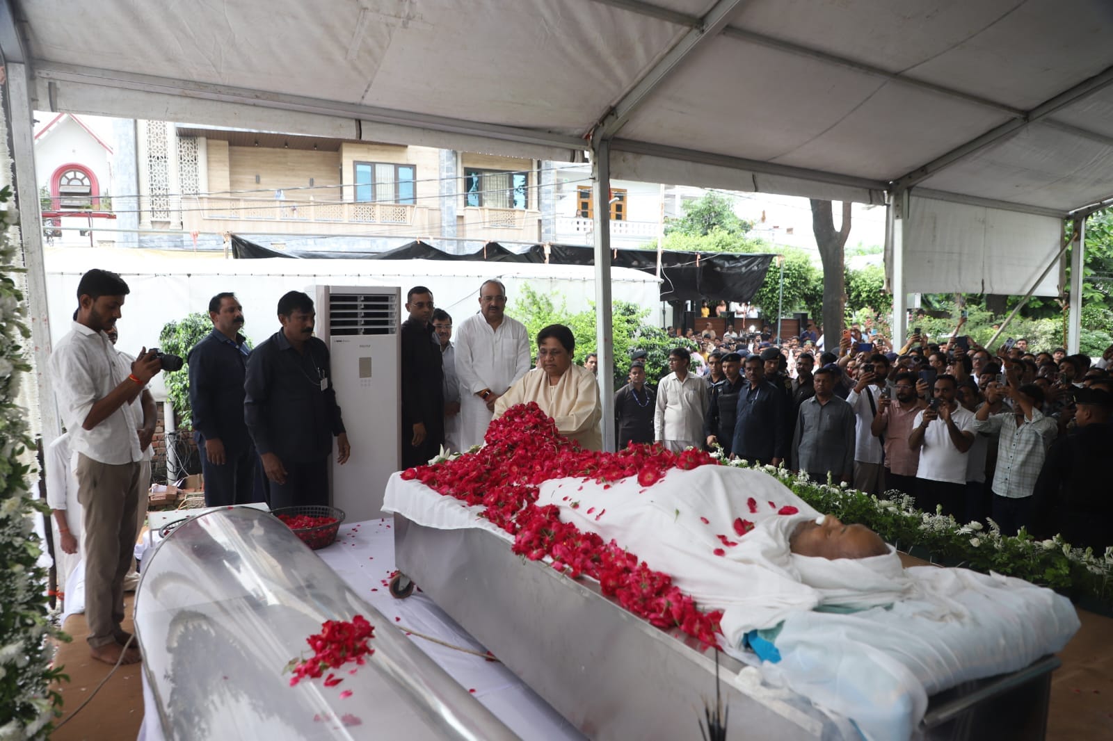BSP supremo Mayawati pays tribute to Uma Shankar Singh and pays her last respects; see photos.