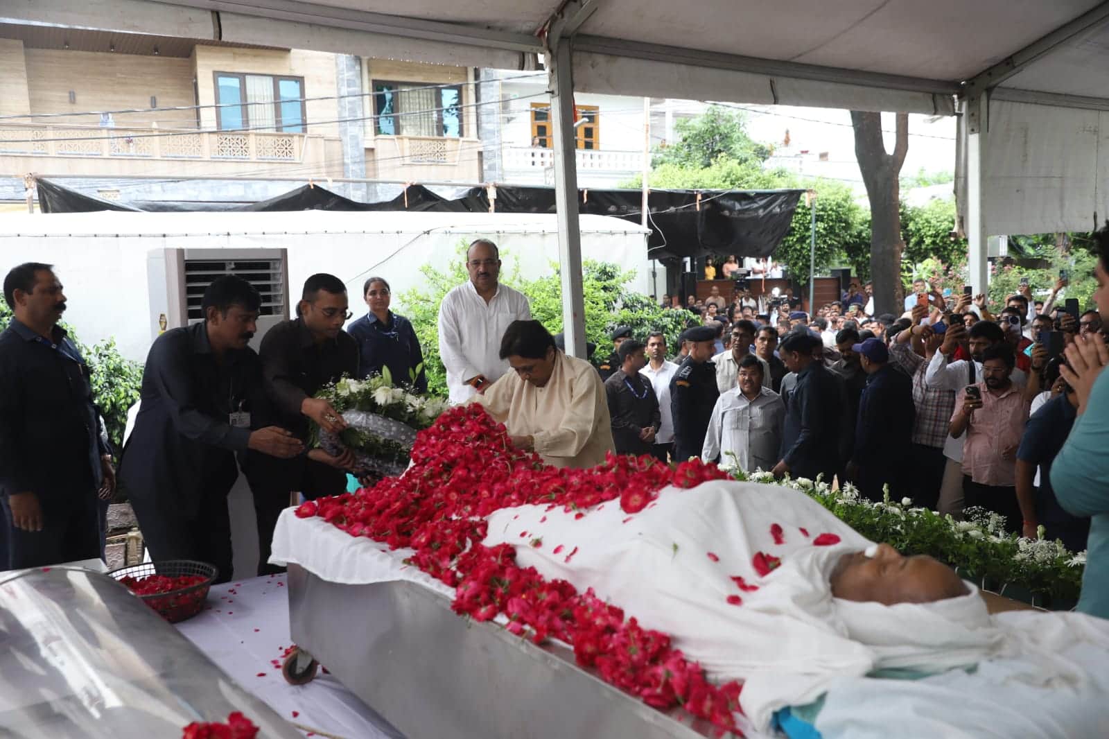 BSP supremo Mayawati pays tribute to Uma Shankar Singh and pays her last respects; see photos.