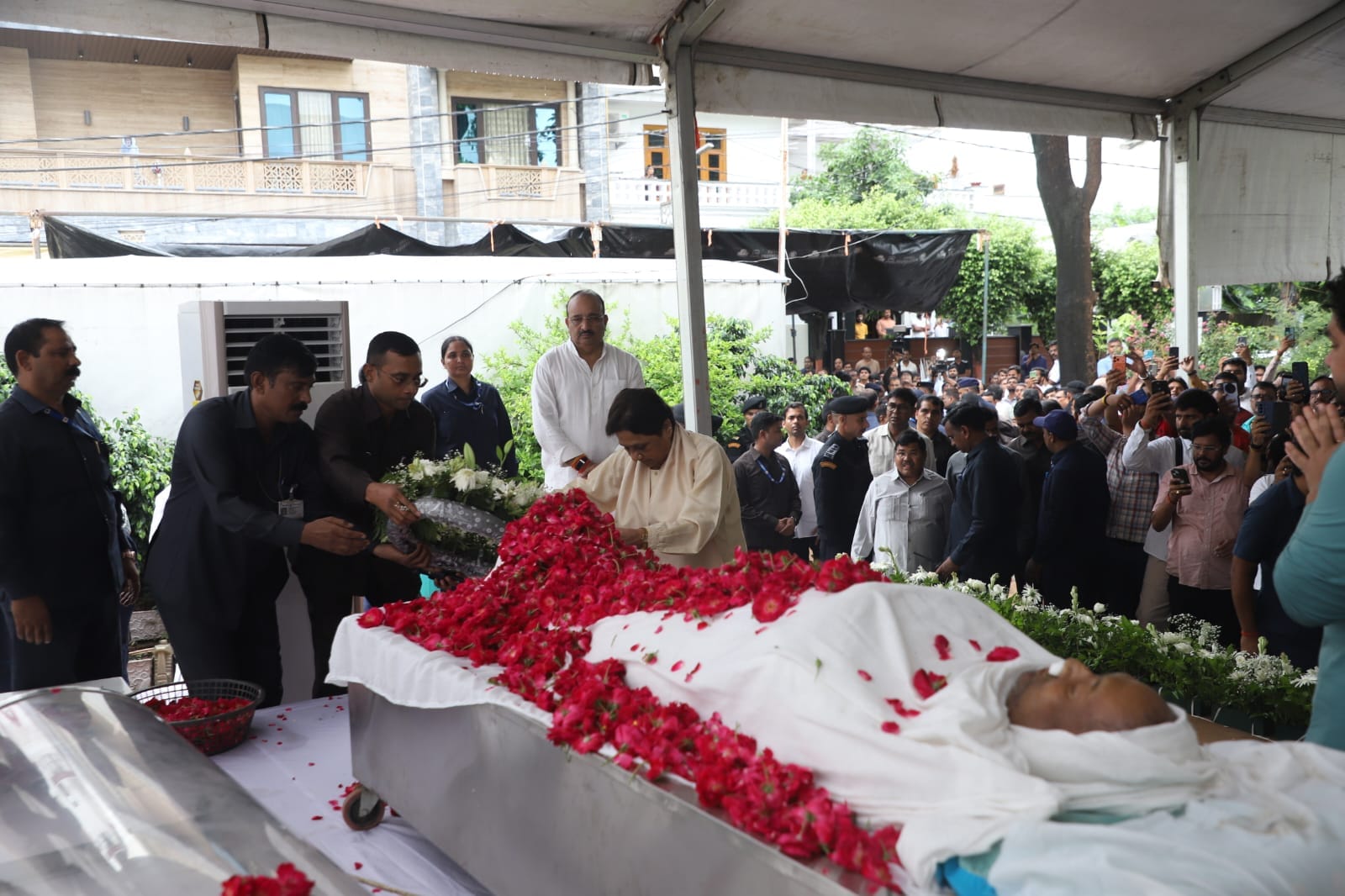 BSP supremo Mayawati pays tribute to Uma Shankar Singh and pays her last respects; see photos.