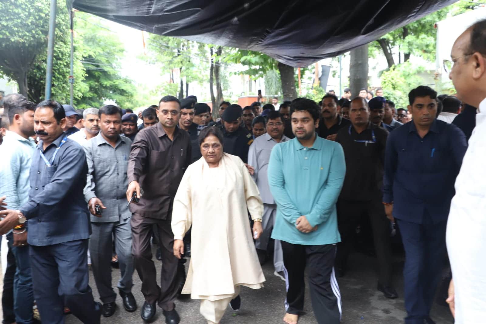 BSP supremo Mayawati pays tribute to Uma Shankar Singh and pays her last respects; see photos.