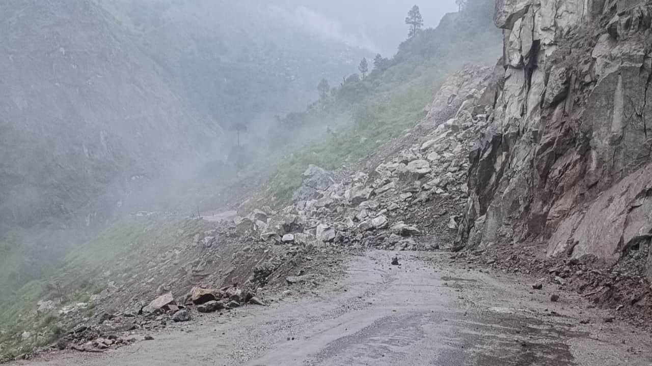 निगुलसरी में भूस्खलन के बाद राष्ट्रीय राजमार्ग-5 पर गिरे पत्थर और मलबा।