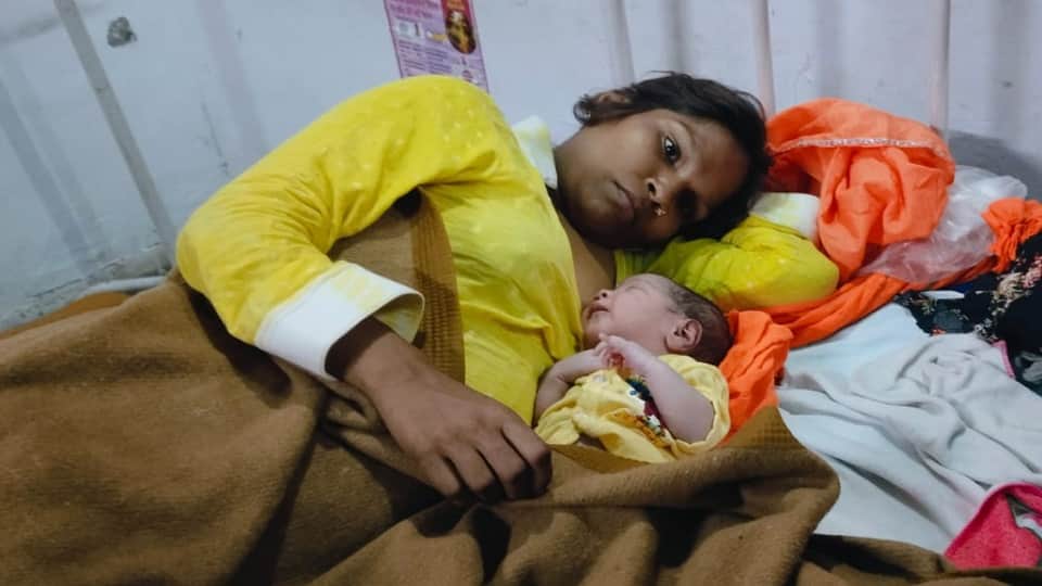 Meerut: A pregnant woman fetching holy water from Haridwar went into labor; Kanwariyas rushed her to the hospi