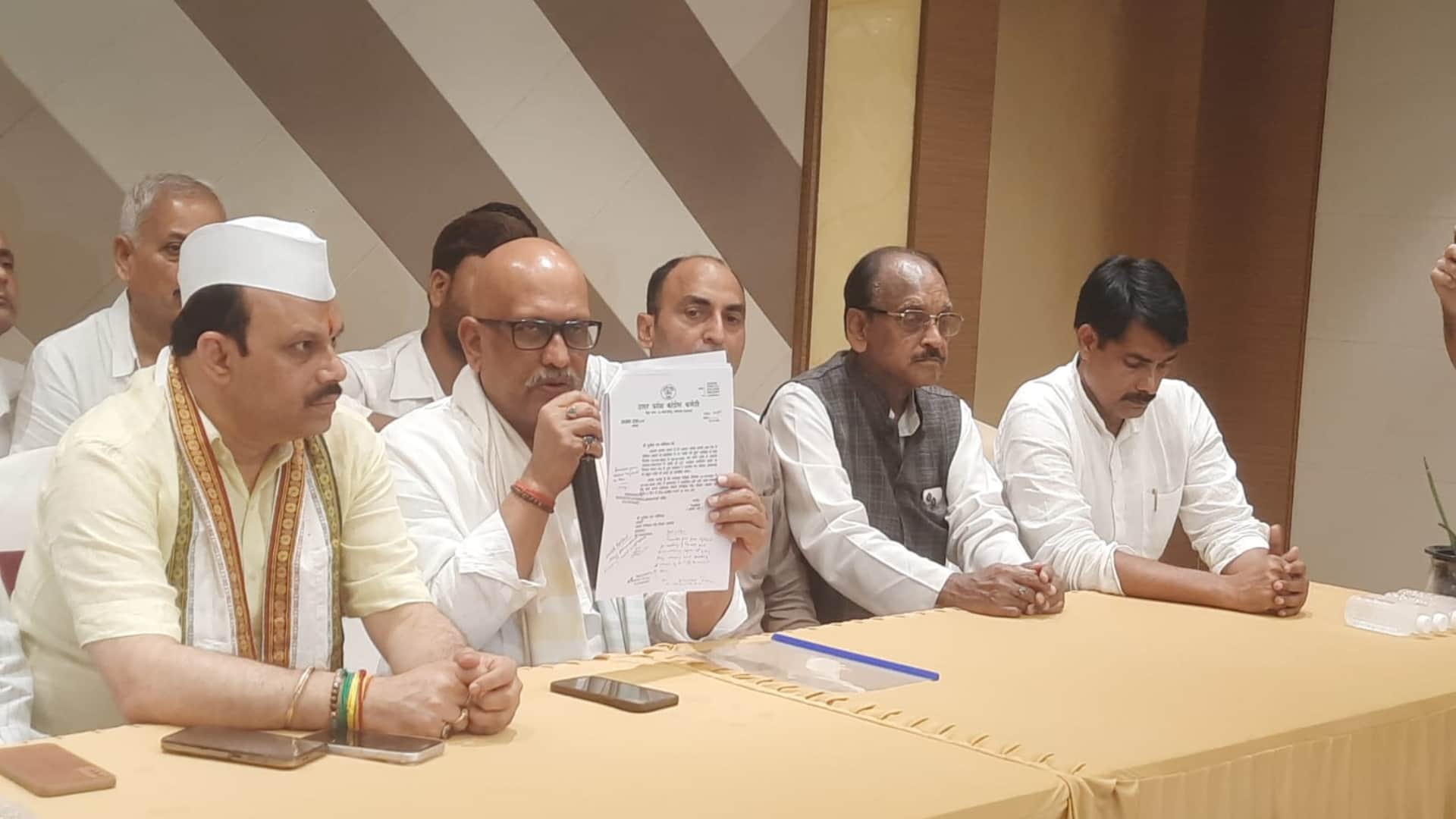 प्रयागराज में पत्रकारों से बातचीत करते कांग्रेस के प्रदेश अध्यक्ष अजय राय।