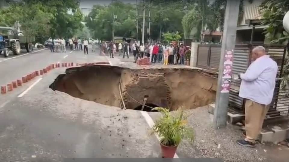 लुधियाना में सड़क धंसीं