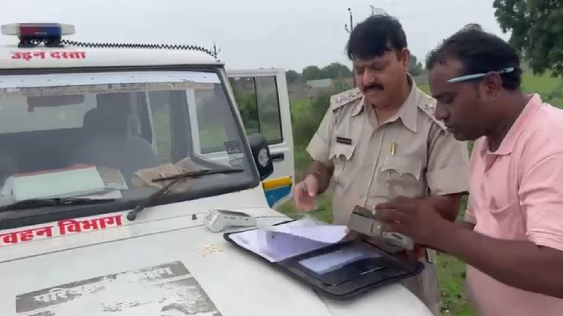 चालानी कार्रवाई करते परिवहन विभाग