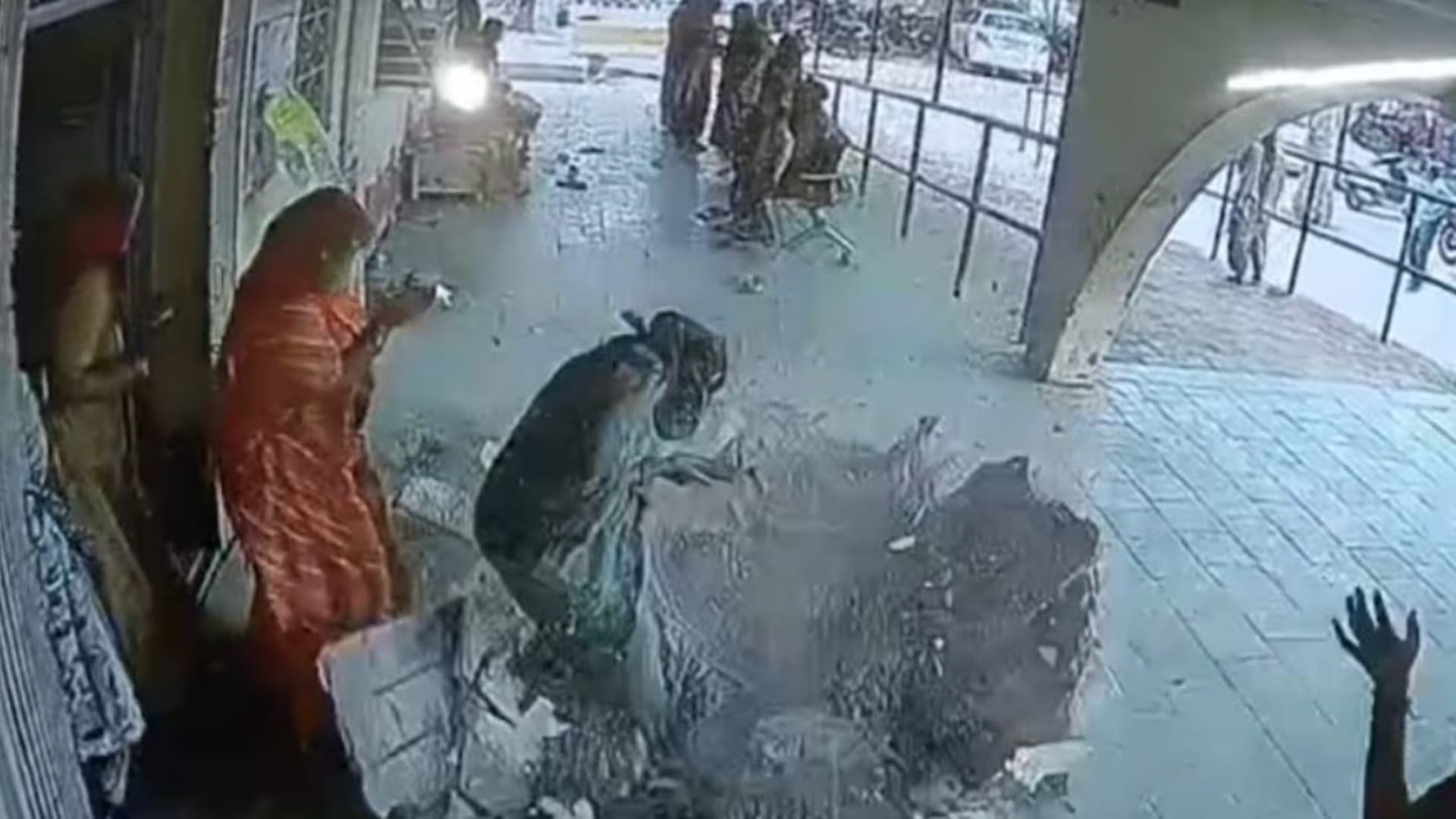 महिला के सिर पर गिरा छत का प्लास्टर