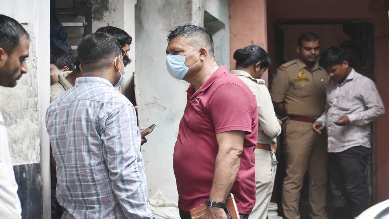 Prayagraj News: Shahganj triple murder case – Deaf-mute accused injured in police encounter; shot in both legs