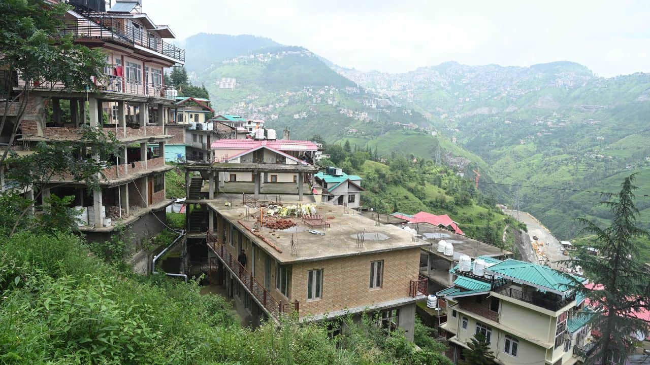 शकराला गांव और रास्ते में आई दरारें।