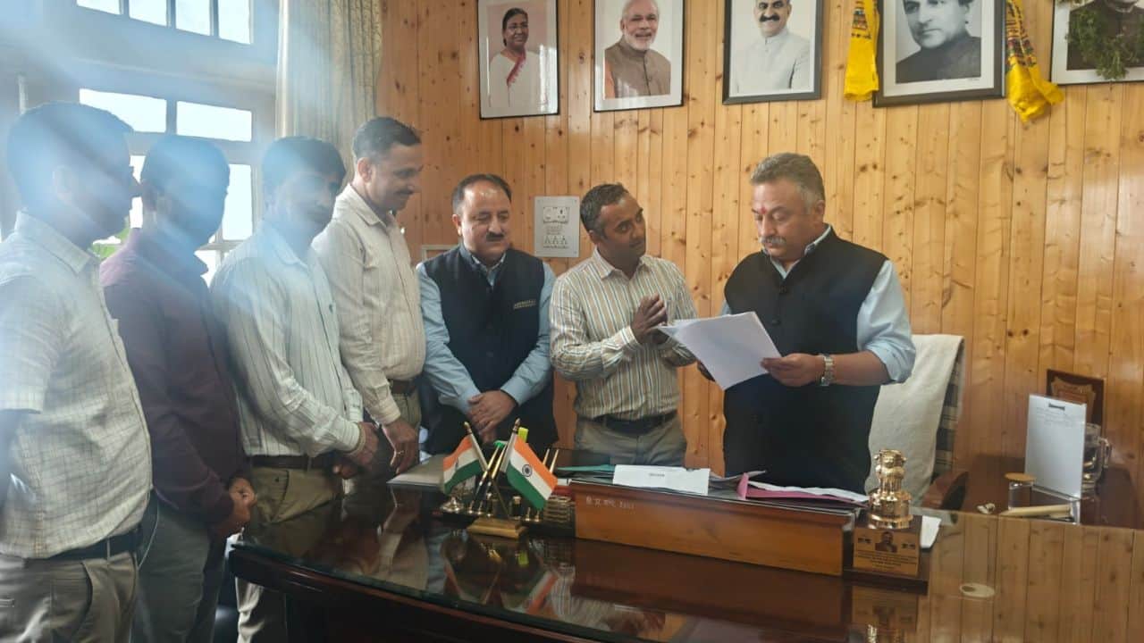 शिक्षा मंत्री को चार प्रमुख मांगों का ज्ञापन सौंपते हिमाचल प्रदेश स्कूल प्रवक्ता संघ के पदाधिकारी।