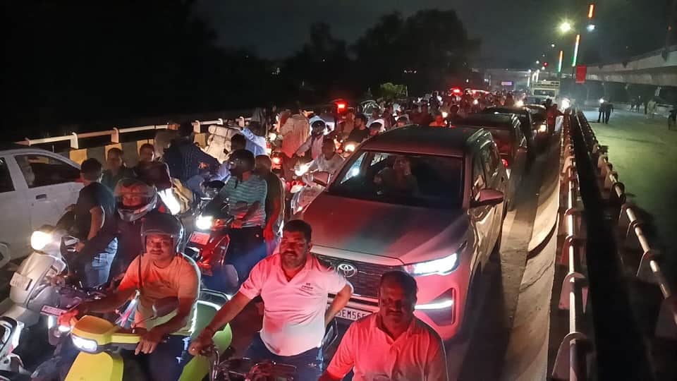 श्री अतुल माहेश्वरी सेतु पर लगे जाम में फंसे वाहन।