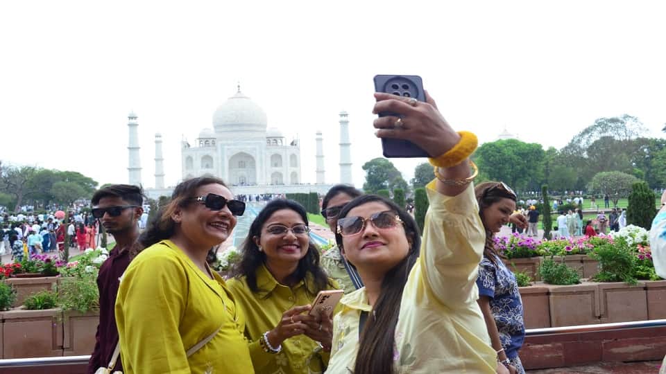 Rain enhances beauty of Taj Mahal