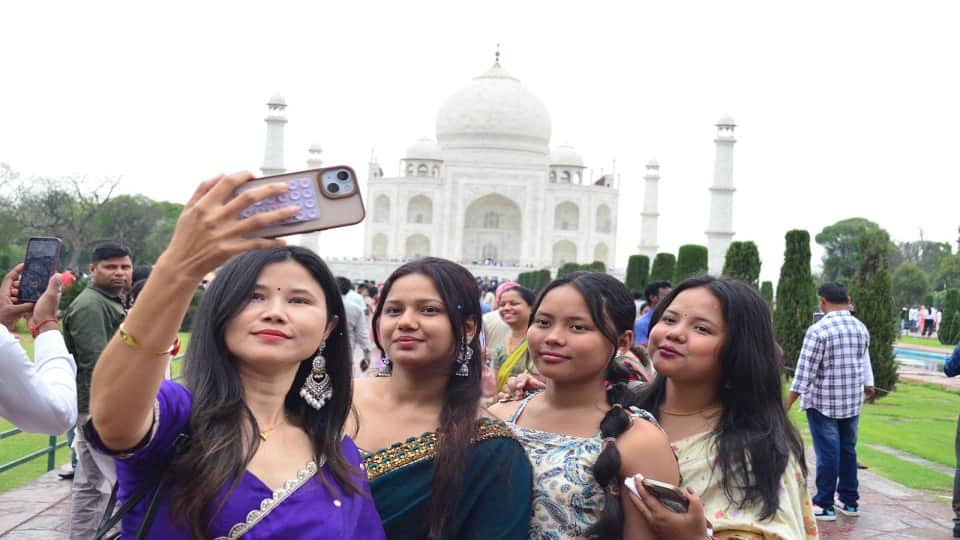 Rain enhances beauty of Taj Mahal