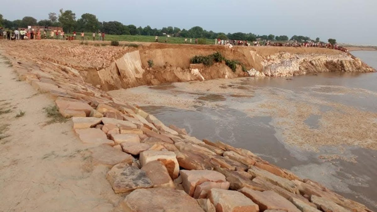 बलिया की बाढ़: 50 साल में 71 गांवों का नदी ने भूगोल बदला और वे इतिहास बन गए, दो लाख लोग उजड़े