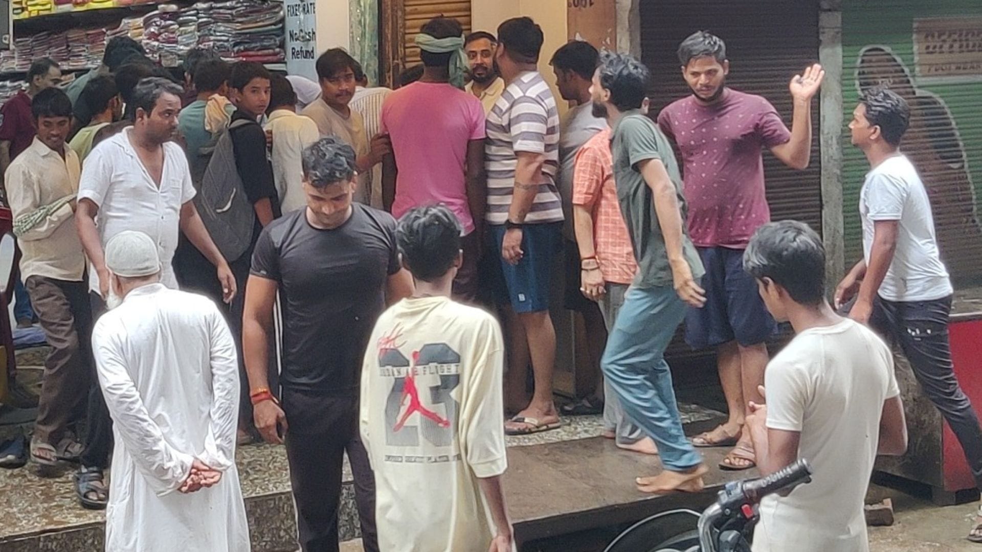 दुकान के बाहर माैजूद भीड़।
