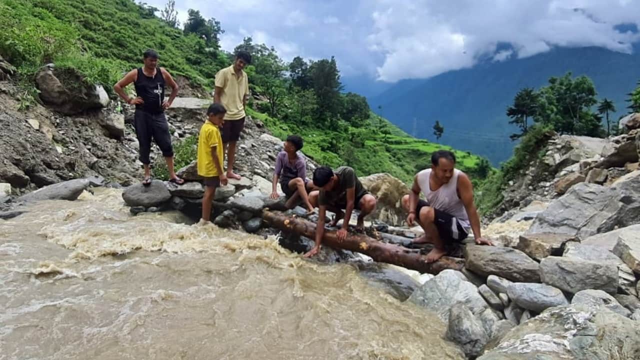 चमोली गोपेश्वर के समीप कौंज पोथनी गांव के बरसाती गदेरे पर लकड़ी की अस्थाई पुलिया बनाते ग्रामीण।