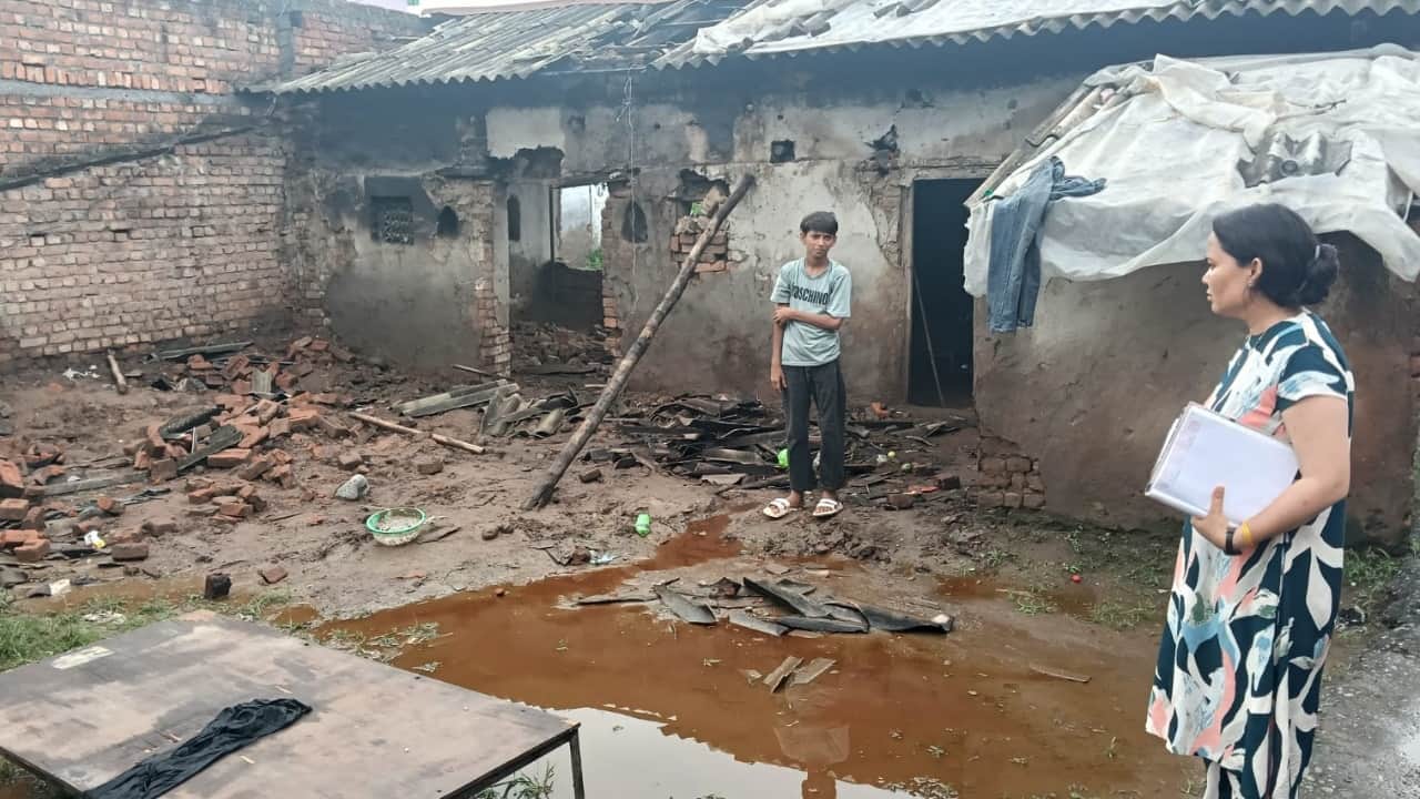 अनाथ बच्चों पर आफत बनकर बरसी बारिश