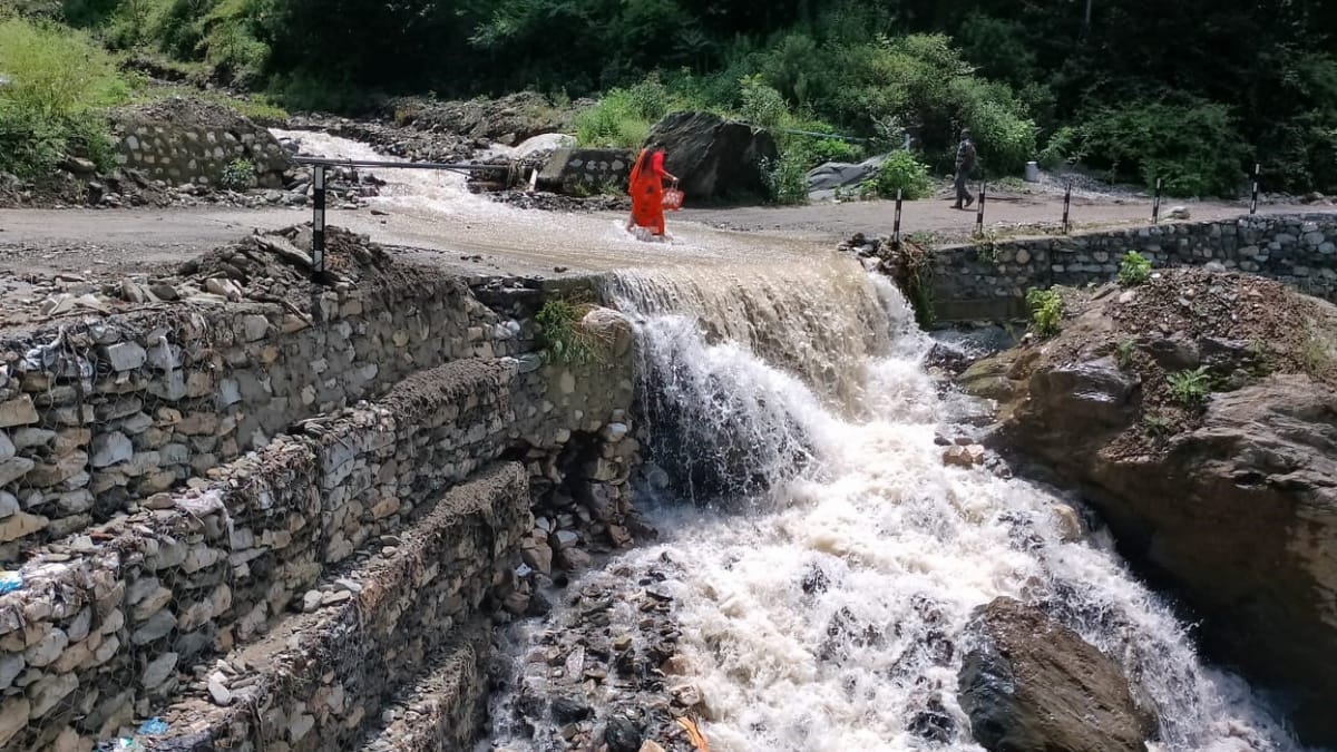 Uttarkashi: आफत बनकर रही बारिश, मांडो गांव के गदेरे में बढ़ा जलस्तर, आवासीय बस्ती में पानी घुसने से सहमे लोग