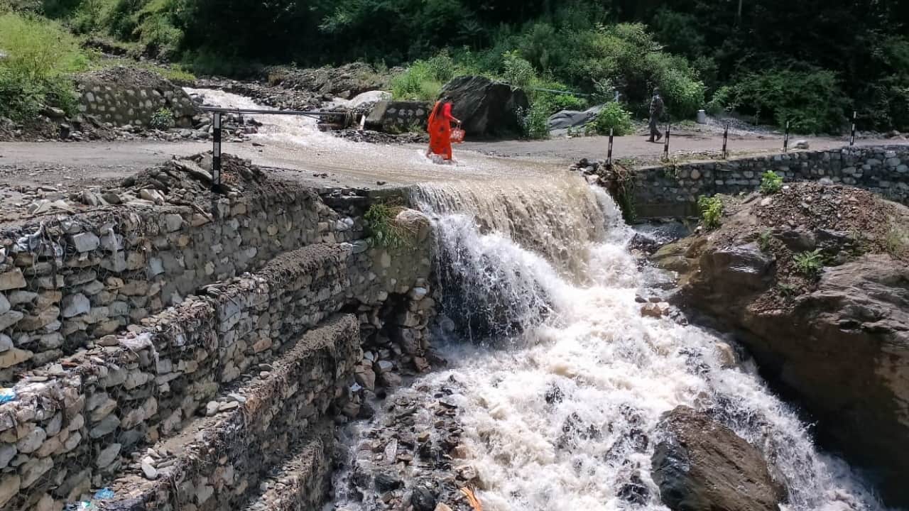 मांडो गांव में गदेरा उफान पर