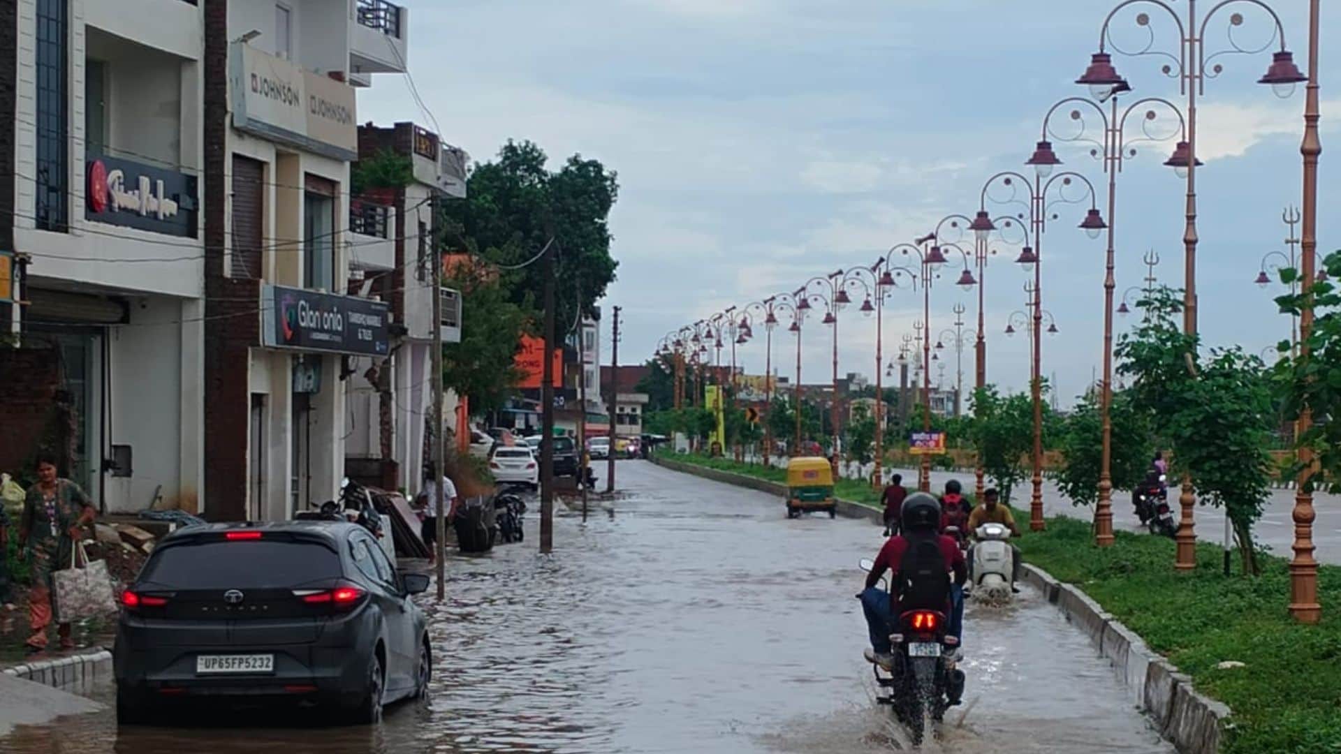 Rain in Varanasi 51 mm of rainfall in four hours traffic jams and Power supply remained disrupted