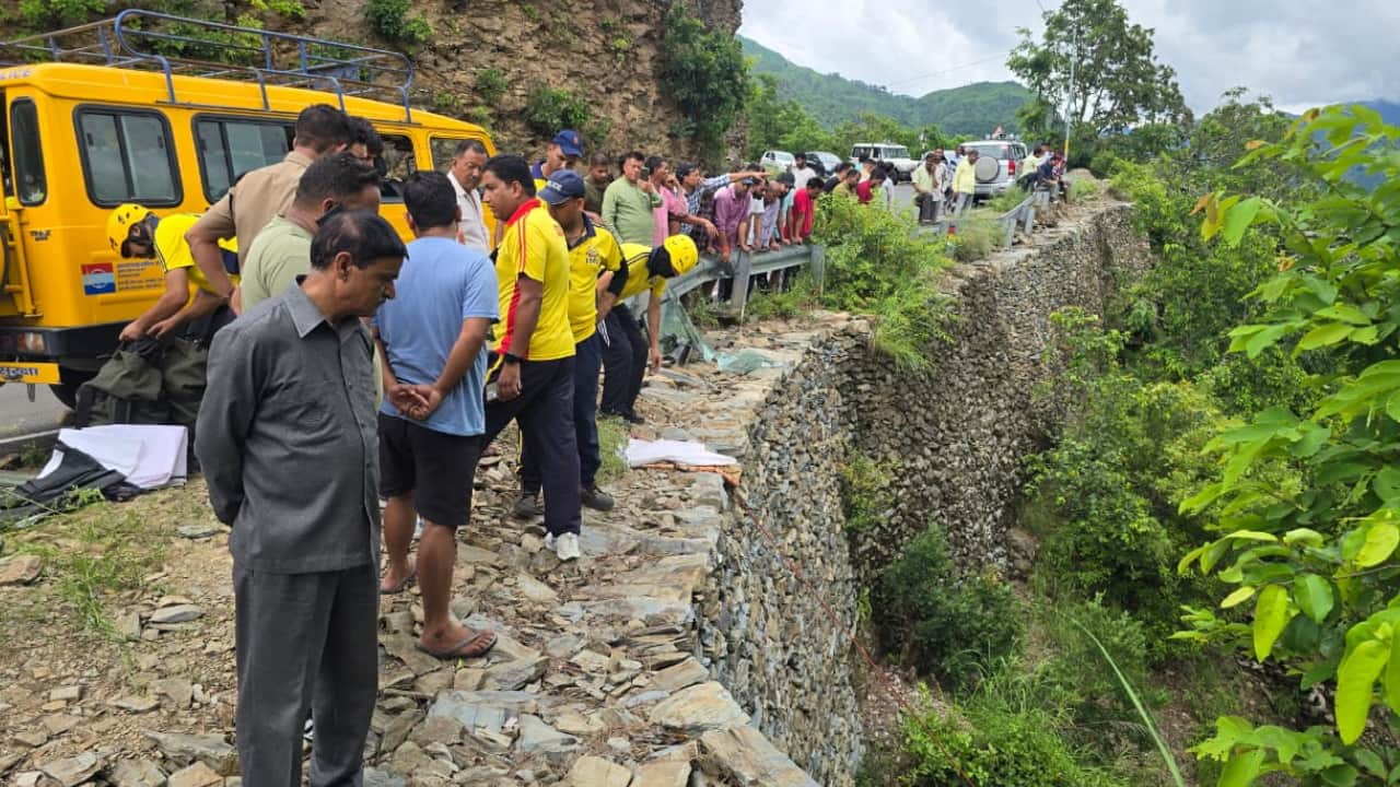 Pauri Accident Six funeral procession leave family home simultaneously In Haridwar Photos