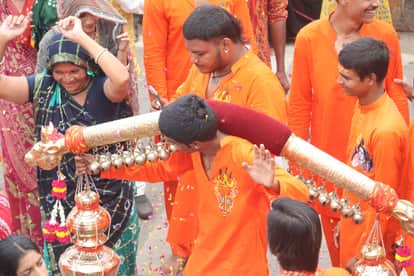 Devotees from Ujjain carrying Narmada water on foot from Omkareshwar-Maheshwar; new hues of faith witnessed du