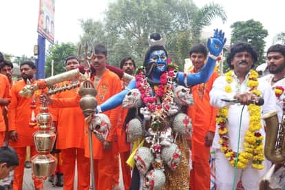 भोले की वेशभूषा में भक्त