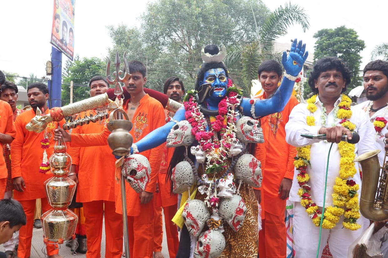 Devotees from Ujjain carrying Narmada water on foot from Omkareshwar-Maheshwar; new hues of faith witnessed du