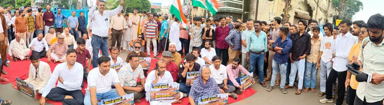 Bhopal: Traders outraged over Moti Masjid barricades; shut down the market and staged a sit-in on the road, de