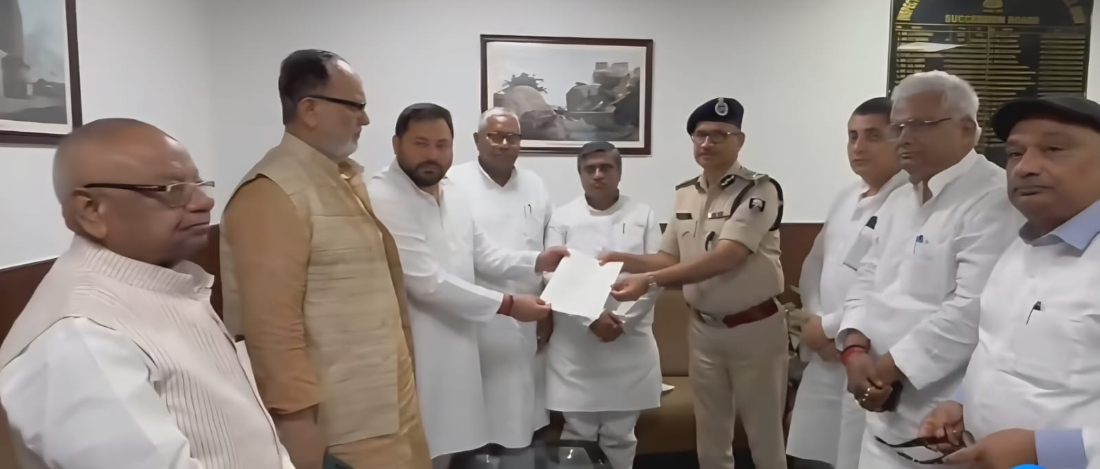 राजद नेताओं के साथ डीजीपी से मिलने पहुंचे तेजस्वी यादव।