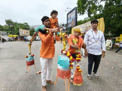Devotees from Ujjain carrying Narmada water on foot from Omkareshwar-Maheshwar; new hues of faith witnessed du