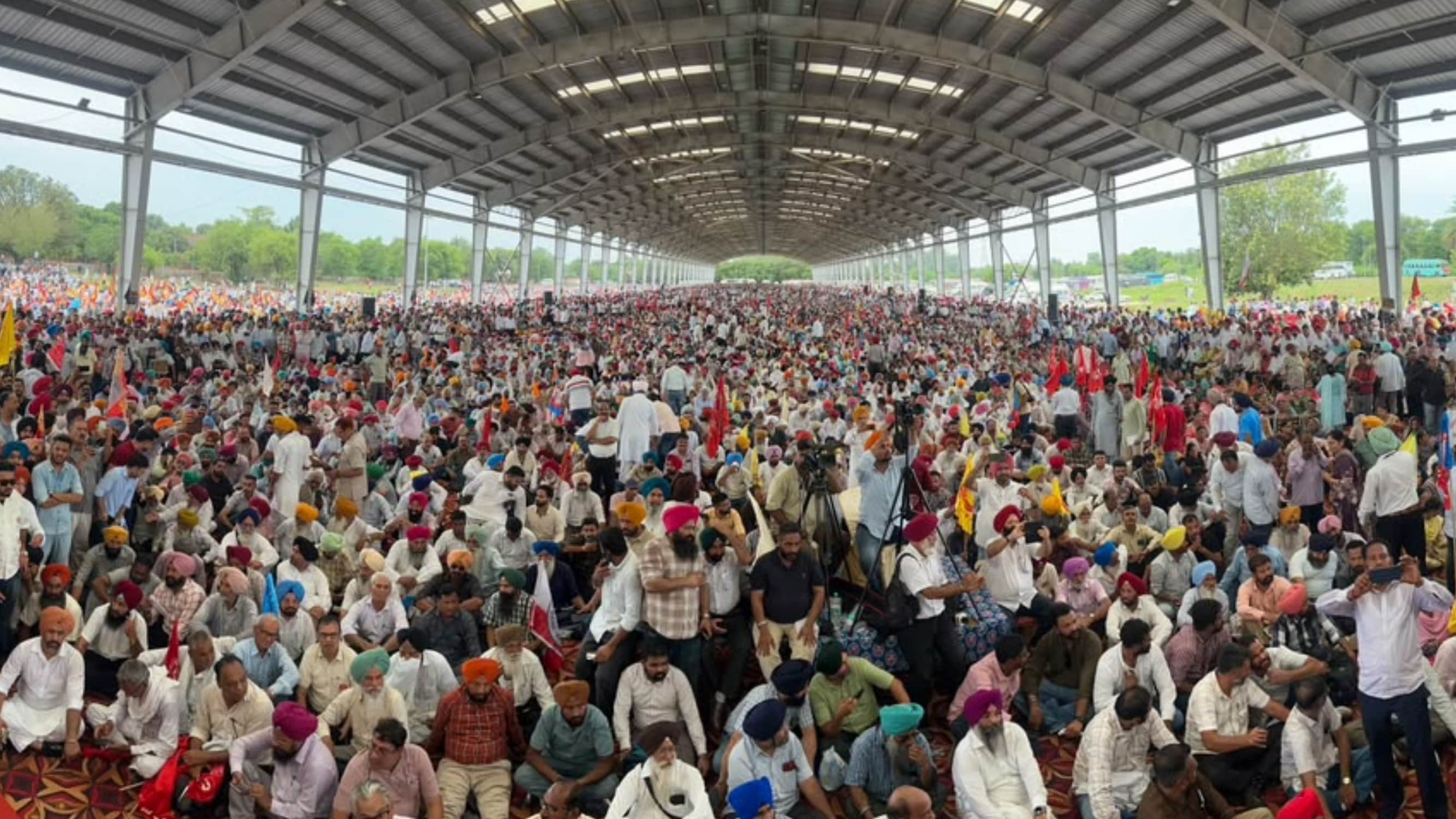 चंडीगढ़ पहुंचे पंजाब के हजारों सरकारी कर्मचारी