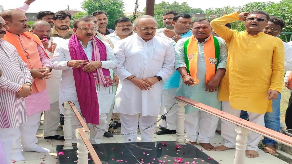 BJP members laid flowers at Feroze Gandhi's grave and took aim at Rahul Gandhi.