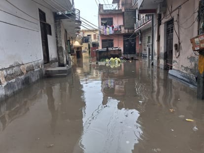 डूब गई दिल्ली!: गलियों में तैरते नजर आए बच्चे, सड़कों पर रेंग रहीं गाड़ियां; बारिश में बह गए सरकारी दावे Heavy rain Delhi-NCR Severe waterlogging and long traffic jams in several areas