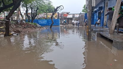 डूब गई दिल्ली!: गलियों में तैरते नजर आए बच्चे, सड़कों पर रेंग रहीं गाड़ियां; बारिश में बह गए सरकारी दावे Heavy rain Delhi-NCR Severe waterlogging and long traffic jams in several areas