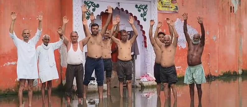 Waterlogging Turns Dangerous in Agra’s Midhaakur Woman Falls Into Pond