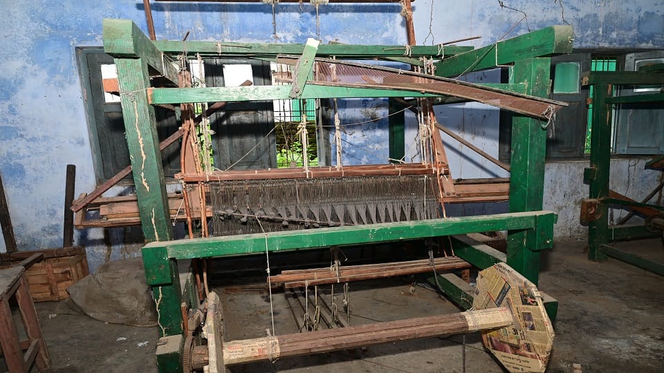 गांधी आश्रम फतेहपुर में धूल खाता हथकरघा।