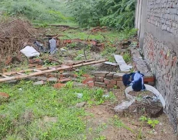 Armed Robbers Loot Cash, Gold and Bike from Kinnar's House in Unnao