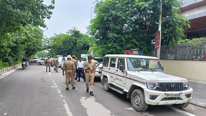 होटल के बाहर मौजूद पुलिसकर्मी