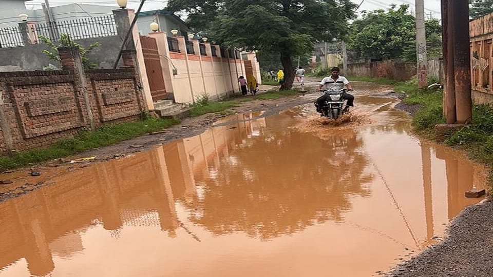 जलभराव से ग्रामीण परेशान