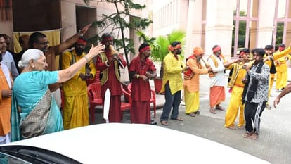 Governor Anandiben Patel boosted morale of women On National Handloom Day