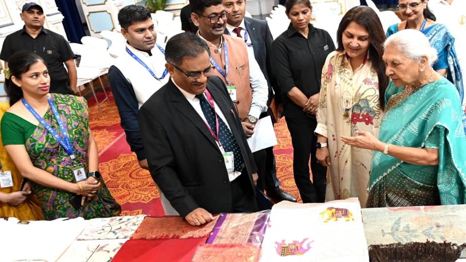 Governor Anandiben Patel boosted morale of women On National Handloom Day