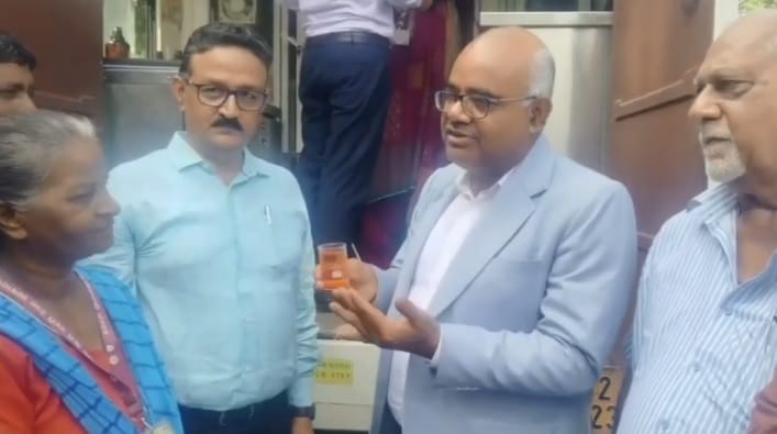 Kanpur Unique initiative via food safety van DM and Assistant Commissioner inspected food items