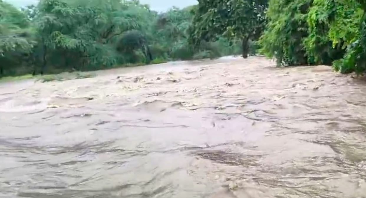 Rain havoc in Mahoba Seeho Nala overflows cutting off six villages villagers risking their lives to cross