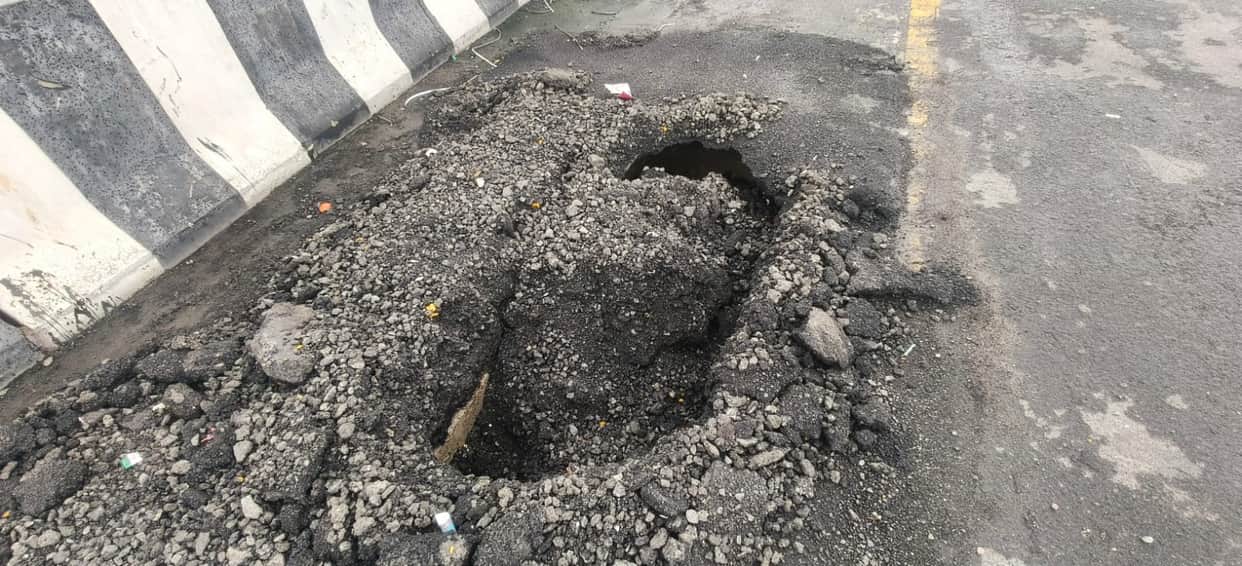 Kanpur hazard on Agra Lucknow Expressway road caves in due to continuous rain deep pothole near Cut No 220