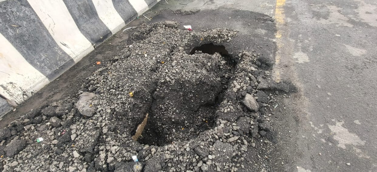 Kanpur hazard on Agra Lucknow Expressway road caves in due to continuous rain deep pothole near Cut No 220