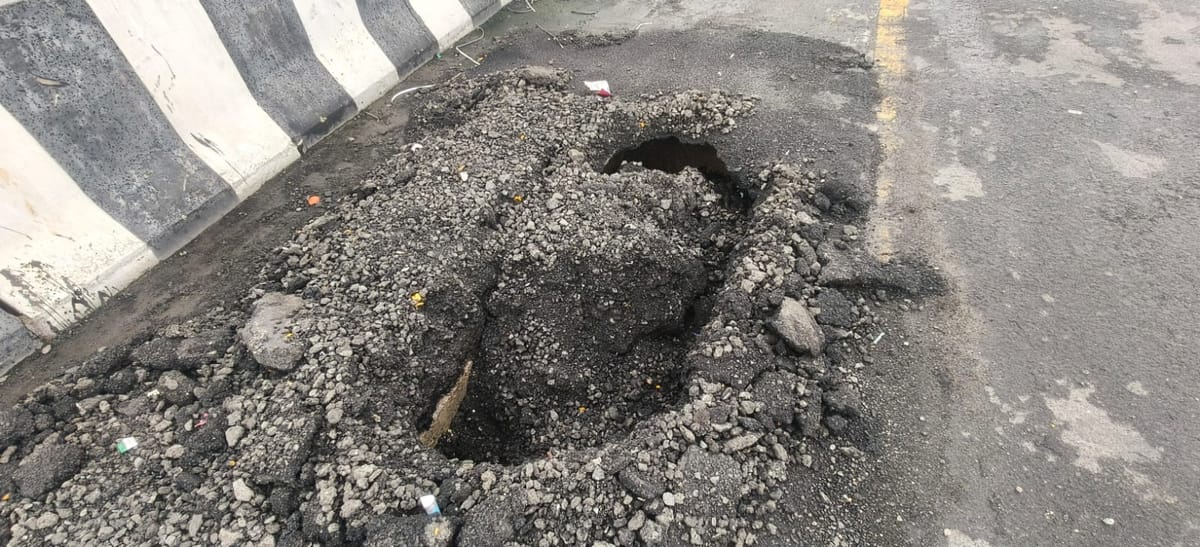 Kanpur: आगरा-लखनऊ एक्सप्रेसवे पर बड़ा खतरा, लगातार बारिश से धंसी सड़क, कट नंबर 220 के पास बना गहरा गड्ढा